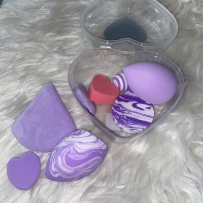 Pack of 8 beauty blender and puffs in a heart shape box